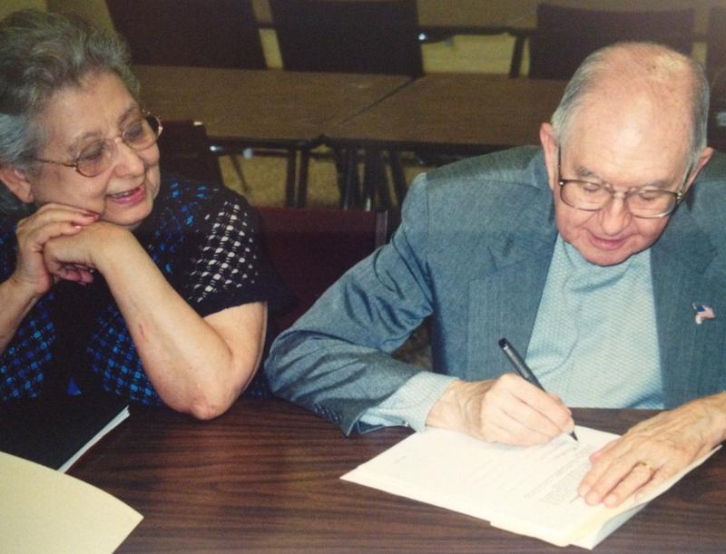 Dr. Cuervo-Arango firmando los artículos de incorporación